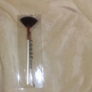 🌻NWOT Luxie 560 medium fan brush